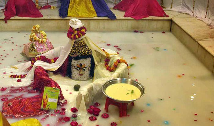 The lingam inside the Gopeshwar Mahadev Temple