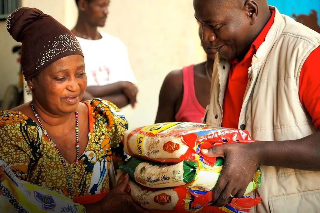 Distributing rice as food aid