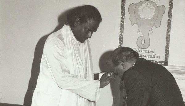guru-giving-blessing-shivaratri
